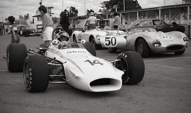 1957395094_1988_0227_BayParkHistoricClassicRaceMeeting.thumb.jpg.f9bba45af0a69863f2c916e9b58c7877.jpg
